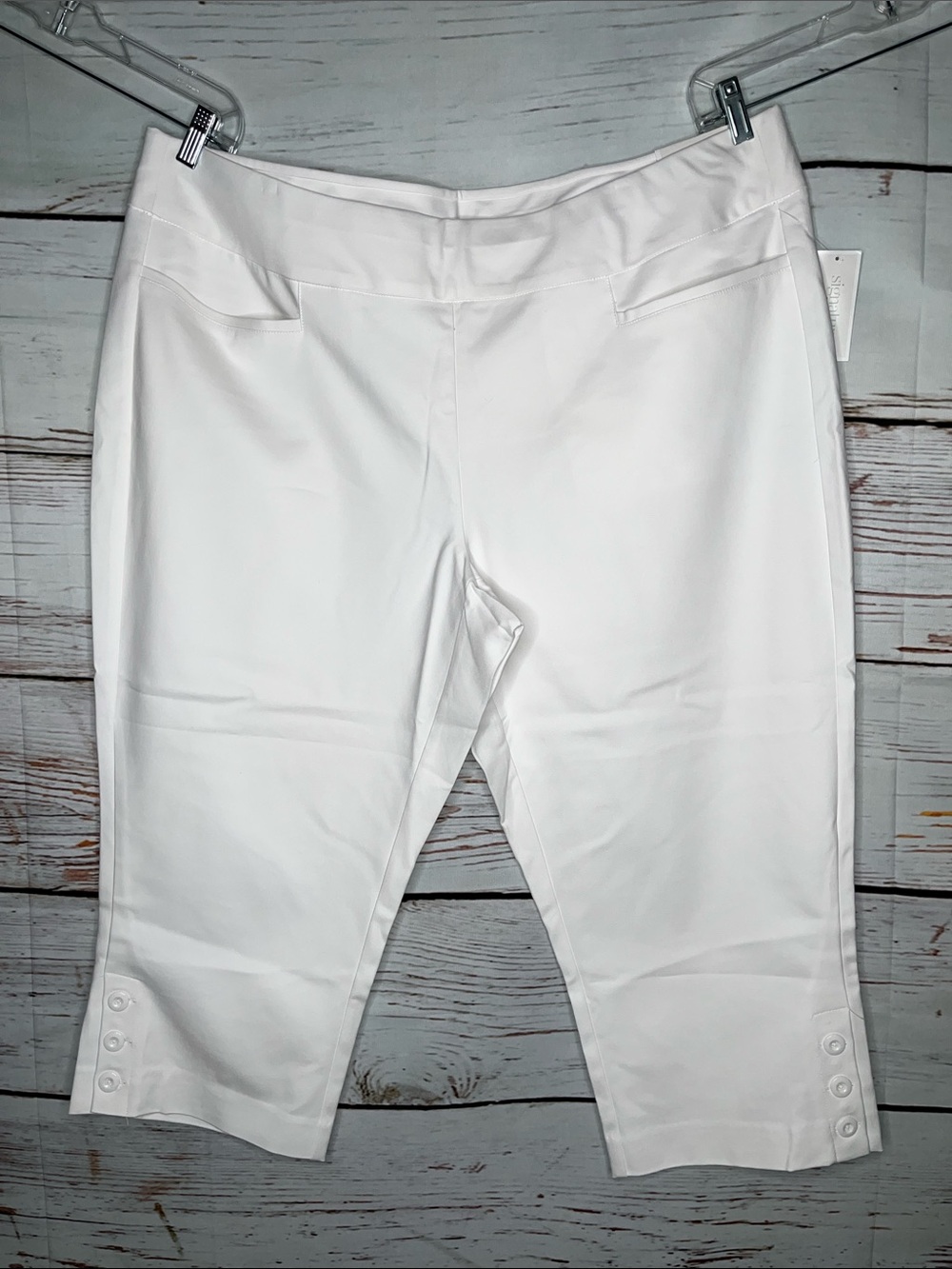 CJ Banks NWT Sz 24W White Signature Slimming Shaped Mid Rise Pull On Capri Pants